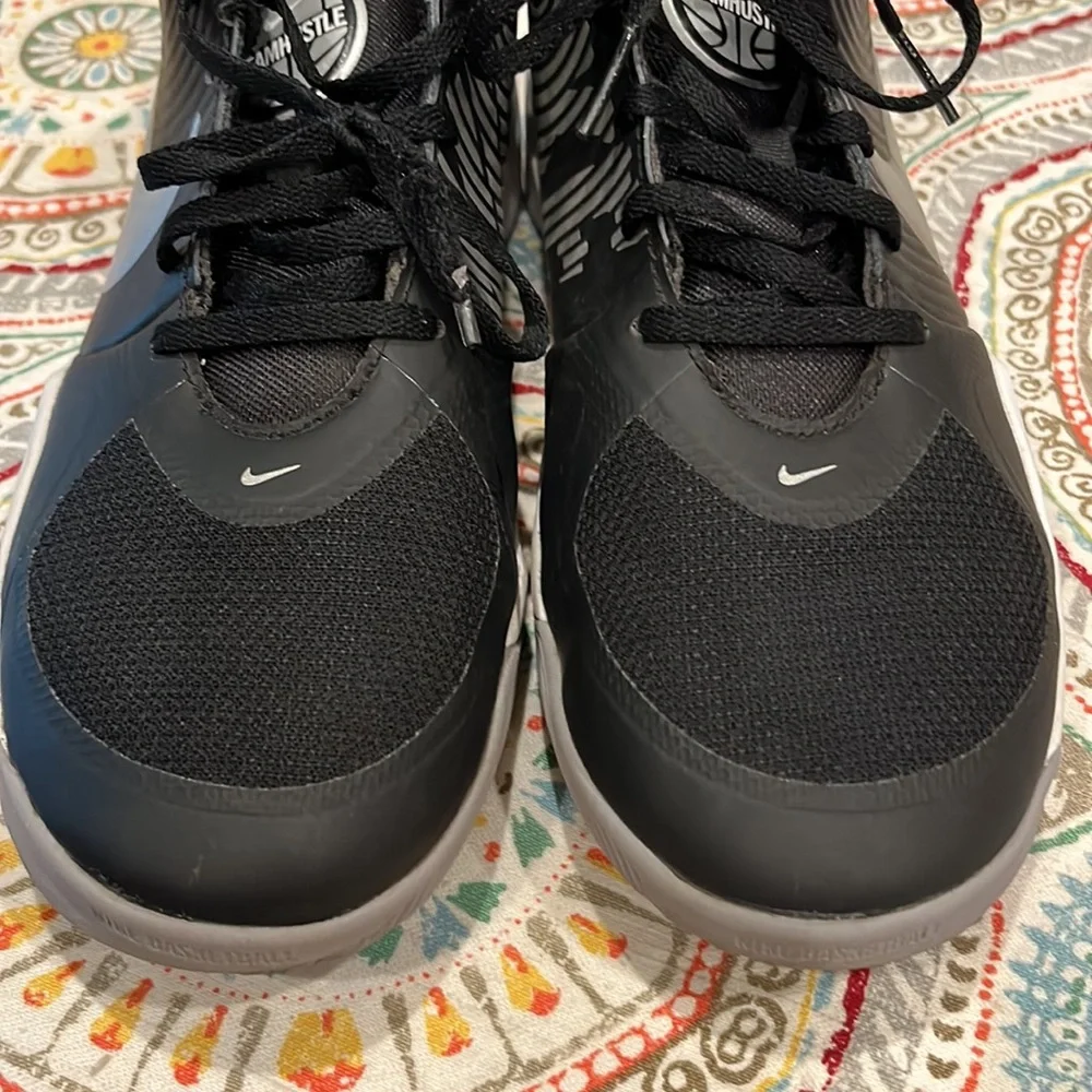 Nike Team Hustle size 6Y leather shoes